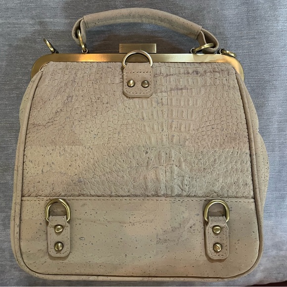 Elegant Cream Crocodile-Embossed Shoulder Bag - Picture 7 of 10